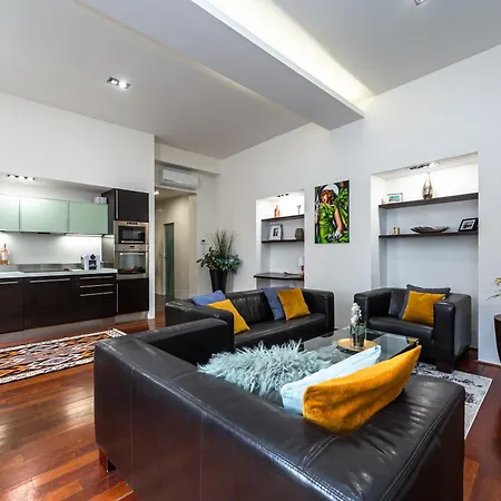 Spacious Elegant At The Old Town Square *