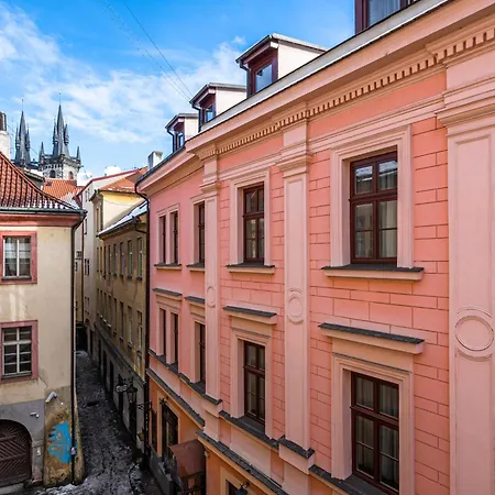 Spacious Elegant At The Old Town Square *
