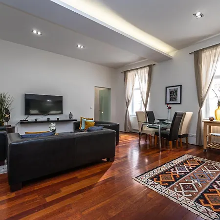 Spacious Elegant At The Old Town Square Appartamento *