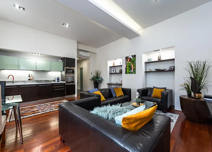 Spacious Elegant At The Old Town Square *