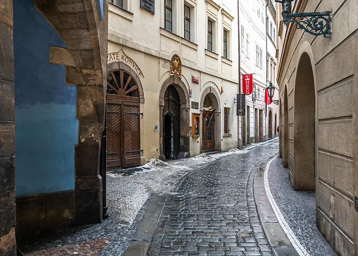 Spacious Elegant At The Old Town Square